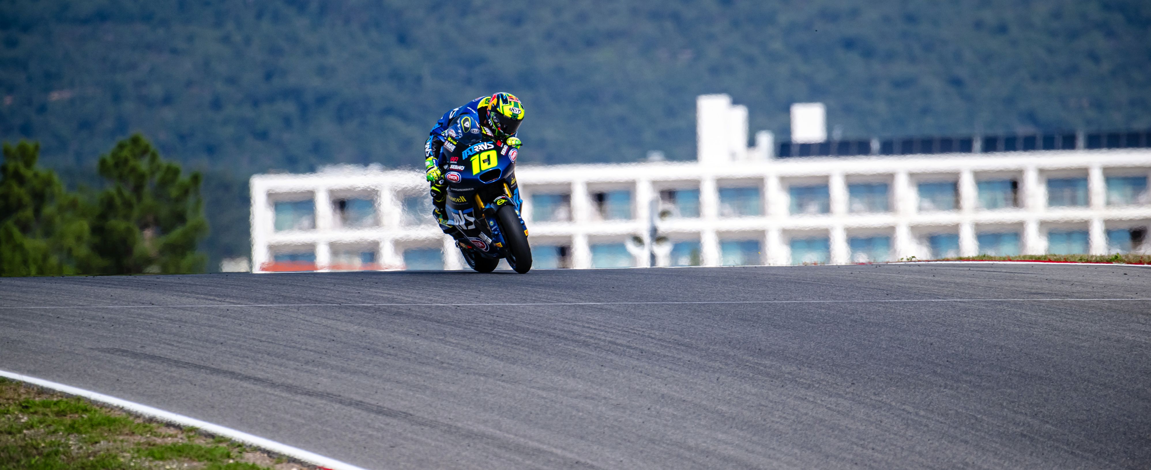 Moreira wins the very fast Moto2™ race and stakes a claim on the title, Quiles' success in Moto3™