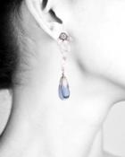 Yvone Christa New York Collezione Lotus orecchino indossato goccia azzurra 