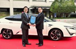 72701_Honda_delivers_first_Clarity_Fuel_Cell_to_Japanese_Ministry_of_Economy