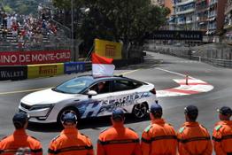 108490 Prince Albert of Monaco drives the Honda Clarity Fuel Cell in lap of honour