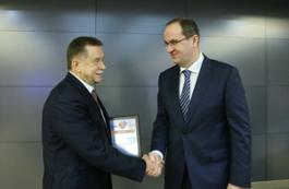 Sergey Khomyakov (left) congratulates Alexander Babakov, Director General of Gazprom Transgaz Moscow, on winning among subsid