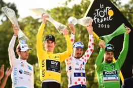 180730-Tour-de-France-winner-Geraint-Thomas-celebrates-with-ŠKODA-AUTO-crystal-glass-trophy-1.JPG
