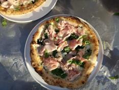 Pizza con Prosciutto Cotto Ferrarini creata dai pizzaioli napoletani in occasione del Napoli Pizza Village