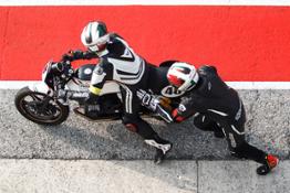 13 Moto Guzzi Fast Endurance 2019 - rider change