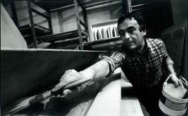 Milano, Studio Marconi 1976 Uncini mentre realizza le opere che esporrà nello Studio Marconi nello stesso anno b