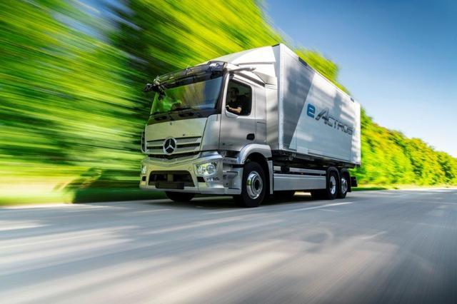 I truck più innovativi per un futuro all’insegna dell’elettricità: il Mercedes-Benz eActros ed il Mercedes-Benz GenH2 Truck si aggiudicano il Truck Innovation Award 2021