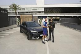 CUPRA-hands-over-their-customised-models-to-FC-Barcelona-players 03 HQ