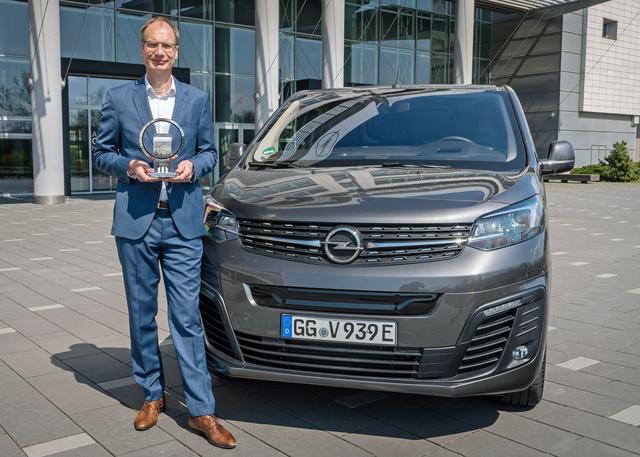 Michael Lohscheller, CEO Opel, ritira il premio “International Van of the Year” per il nuovo Opel Vivaro-e
