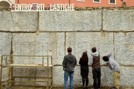Studenti dell'Accademia di Belle Arti di Carrara davanti al mudaC, foto Gaia Pivac 3