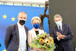 Da sx Teo Cavallini, Ursula von der Leyen e David Sassoli davanti la scultura di Cavallini