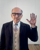 Evelyn Hofer, Saul Steinberg with his hand