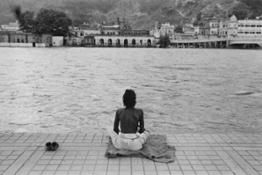 Calogero Cascio Meditazione in riva al Gange. Haridwar, India, 1960 low