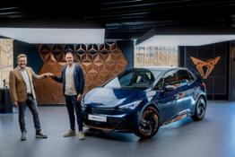 Marc-ter-Stegen-discovers-the-CUPRA-Born-his-first-fully-electric-car 04 HQ