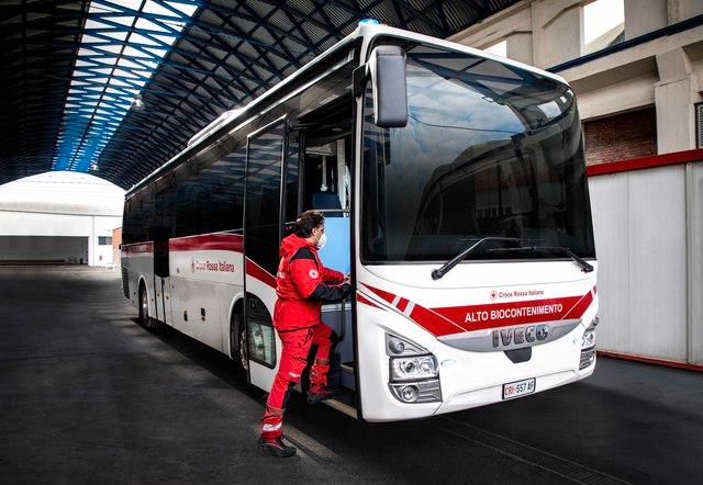 Un Crossway IVECO BUS della Croce Rossa Italiana è il primo autobus ad alto biocontenimento al mondo