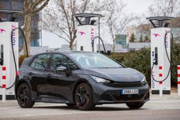 CUPRA-Born-makes-charging-easier-and-more-convenient 01 HQ