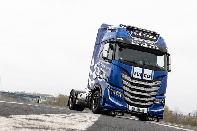 Iveco rende l'European Truck Racing Championship 2022 più sostenibile con il suo Iveco S-Way LNG nel ruolo di Pace Truck e gareggia con il Team Die Bullen Von Iveco