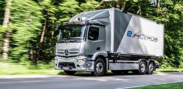 Novità nella gamma dei veicoli industriali di Mercedes-Benz Trucks: in viaggio con l’eActros completamente elettrico e con l’ultima generazione dell’Actros L