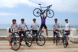 FOTO 1 GIRO  E Tafi wearing the leader jersey with his superlight ARTIK09 and the rest of the team LOW RESOLUTION