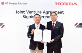Youngsoo Kwon, CEO of LG Energy Solution Toshihiro Mibe, President, CEO and Representative Director of Honda Motor Co., Ltd.-