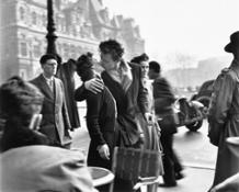1 Robert Doisneau Le baiser de l'Ho╠étel de Ville, Paris 1950