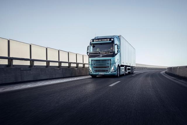 Volvo Trucks darà il via ai test dei clienti per i camion con celle a combustibile nel 2025