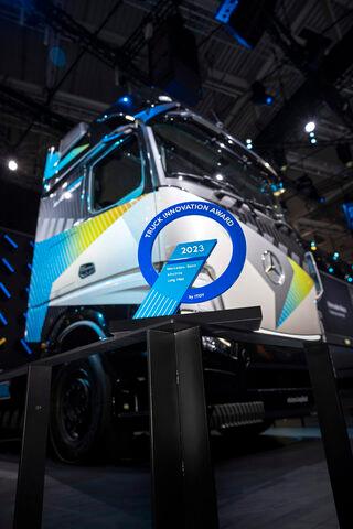 Il Mercedes-Benz eActros LongHaul riceve il premio “Truck Innovation Award 2023”