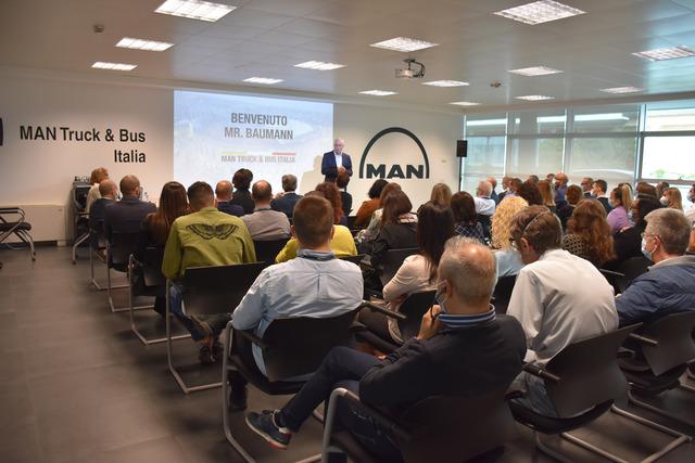 Friedrich Baumann, membro del Consiglio di  Amministrazione di MAN Truck & Bus SE per le  Vendite e Customer Solutions, ha visitato il quartier generale italiano.