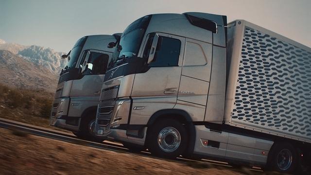 Amore a prima guida tra due camion Volvo in un nuovo video