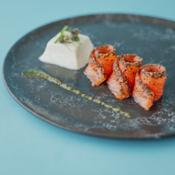 Fumara - Sashimi di salmone norvegese affumicato aromatizzato con zenzero e semi di chia servito panna cotta al cocco