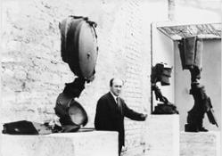 L’artista nel 1964 a Documenta, Kassel, con alcune delle sue opere. Ph. Erhard Wehrmann