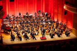 L Orchestra Senzaspine diretta da Tommaso Ussardi. Teatro Manzoni, 2022. foto Massimiliano Donati