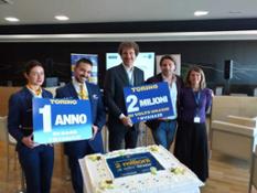 Taglio torta 1 anniversario base Ryanair a Torino