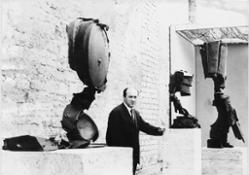 c2704 Lartista nel 1964 a Documenta Kassel con alcune delle sue opere Ph Erhard Wehrmann