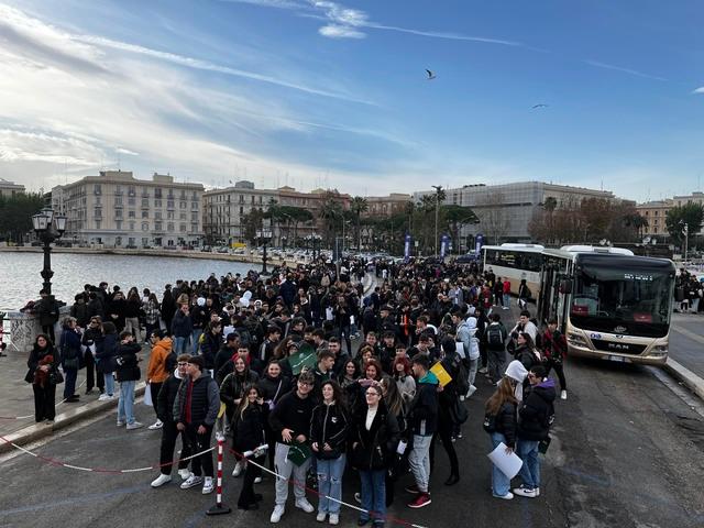 33 nuovi MAN Lion’s Intercity R60 protagonisti a Bari per la campagna “MO non MI rompere...”