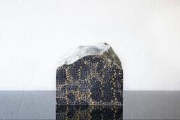 Greta Schödl, Grigio La Spezia, 2022, inchiostro e foglia d'oro su marmo grigio Portoro, 10.3 x 10.8 x 5 cm