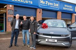 20230124 Hankook Tyre UK delivers new car to competition winner 01