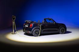 Photo Set - The first all-electric MINI Cooper SE Convertible in Enigmatic Black_