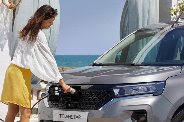 Nissan Townstar 100% elettrico arriva anche in versione Combi per il mercato europeo