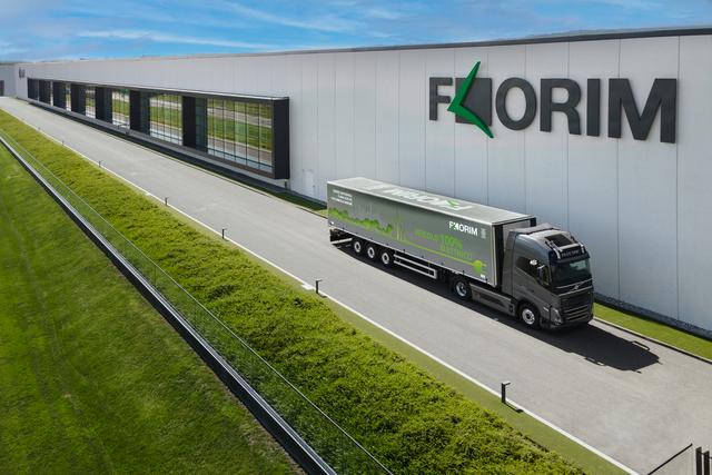 Volvo Trucks Italia consegna a Florim S.p.a due FH Electric, impiegati nella distribuzione più sostenibile della ceramica