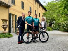 Davide Lauro ed Emma Mana presidente e  vicepresidente de La Fausto Coppi Officine Mattio con due modelli e la maglia 2024