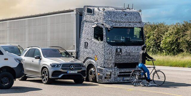 Messi a durissima prova: Daimler Truck effettua test intensivi sui suoi sistemi di sicurezza e di assistenza alla guida