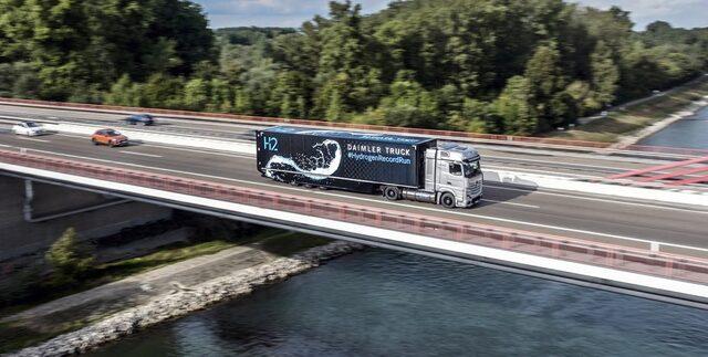 Daimler Truck #HydrogenRecordRun: Mercedes-Benz GenH2 Truck conquista il record dei 1.000 chilometri con un pieno di idrogeno liquido