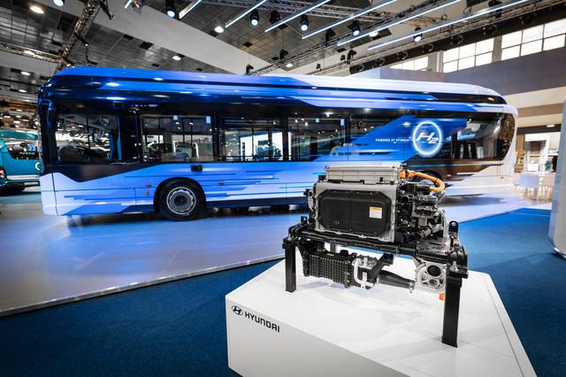 Iveco Group e Hyundai Motor Company presentano il nuovo autobus urbano a idrogeno E-WAY H2 al Busworld di Bruxelles