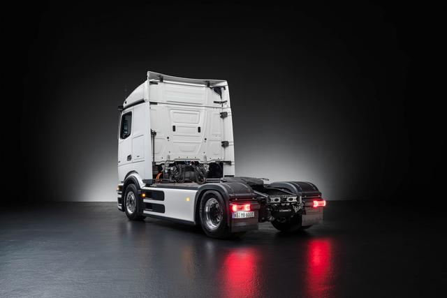 Mercedes-Benz Trucks festeggia l'anteprima mondiale del truck elettrico a batteria eActros 600 per il trasporto a lungo raggio