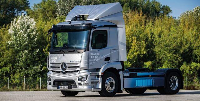 Daimler Truck Italia partecipa alla Fiera di Ecomondo 2023 con l'intera gamma elettrica per un trasporto a zero emissioni e un'anteprima italiana: il Nuovo Mercedes-Benz eActros 300 City Tractor