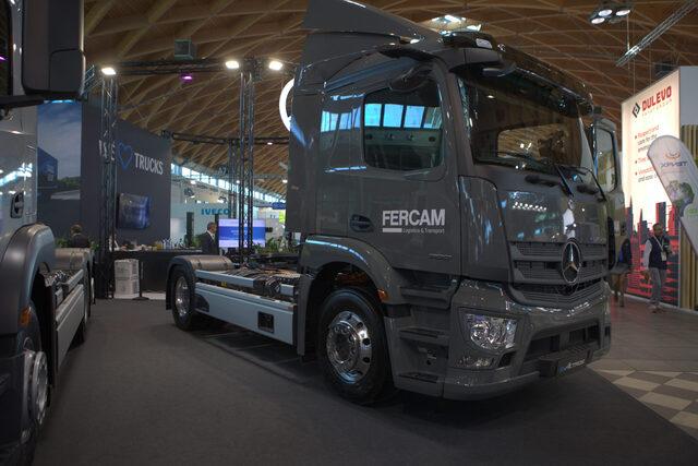 Daimler Truck Italia consegna il primo Mercedes-Benz eActros 300 City Tractor 100% elettrico a FERCAM durante la Fiera di Ecomondo 2023