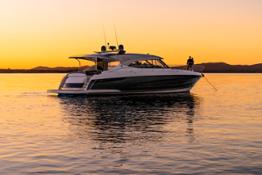 Riviera 5400 Sport Yacht Platinum Edition Lifestyle 012