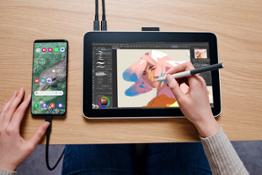 Wacom One 12 Android over the shoulders (2)