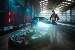 472504 VERSTAPPEN GETS ELECTRIC REACTION FROM NEXT GENERATION RACERS AND THE HONDA