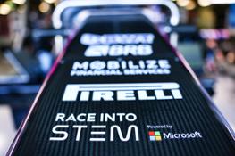 BWT AlpineF1 Team e Microsoft accolgono le studentesse di Melbourne al Gran Premio di Australia per Race Into STEM (1)